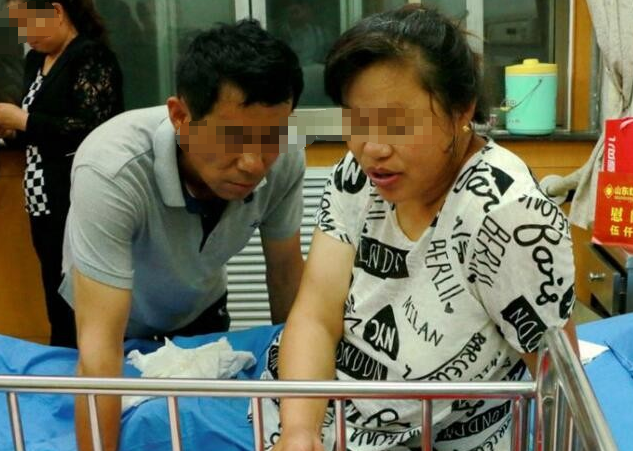 56岁大妈生出龙凤胎,护士问她为何要生,大妈回答让护士无地自容