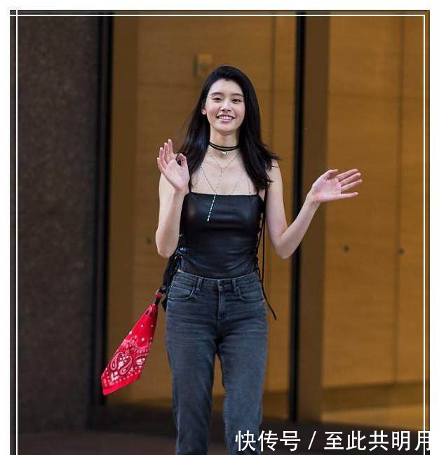 奚梦瑶真是拼了,为秀腿穿健美裤现机场,网友背