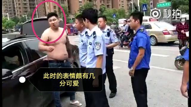 壮汉司机脱衣露纹身恐吓执法人员，民警到现场后他上演秒怂表情秀