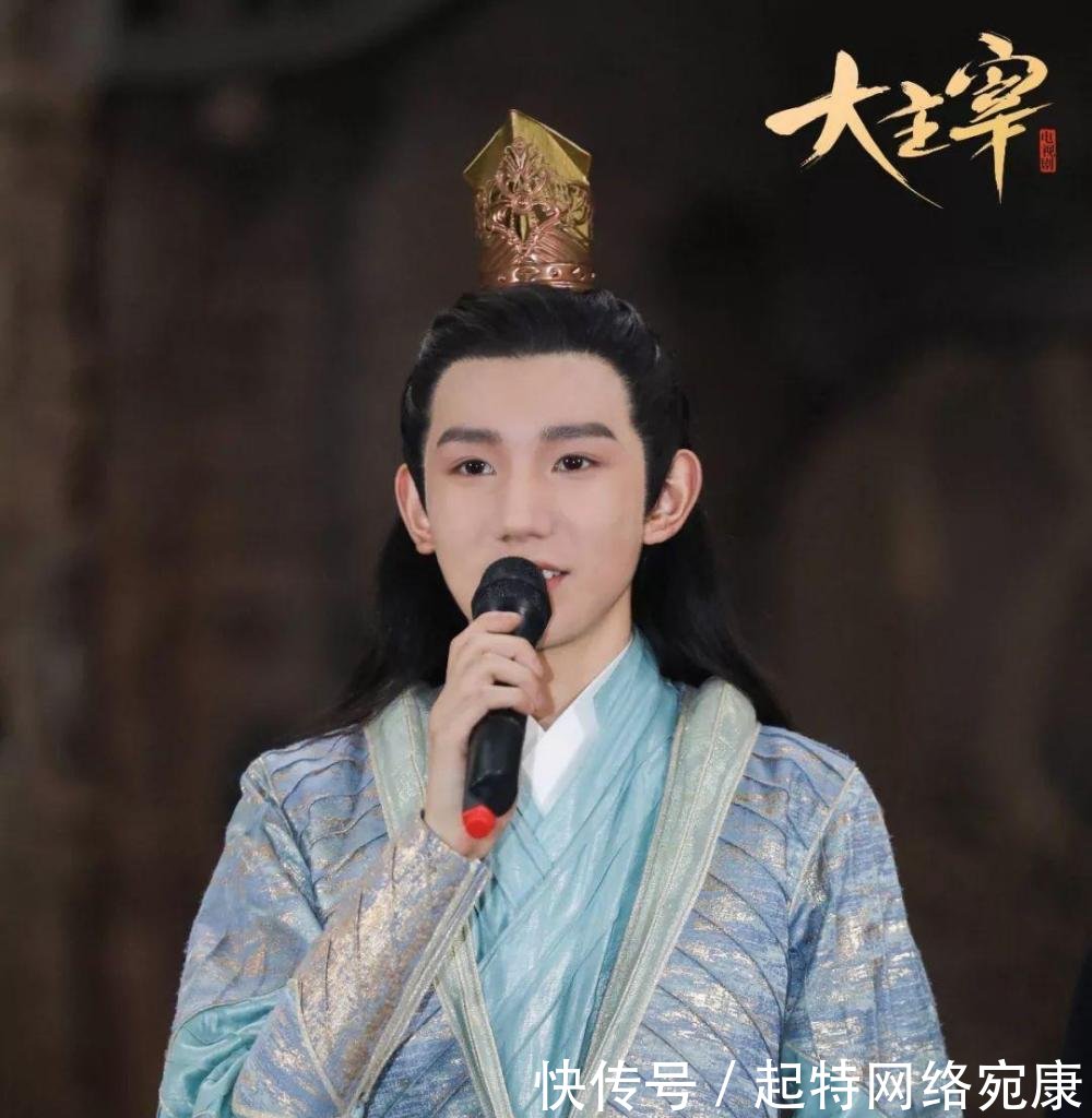 在剧组拍戏时 王源崴脚, 王俊凯缝针, 易烊千玺