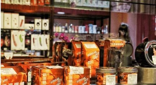 情趣用品客人女老板,经常吓跑商店!称:有些推销员卖上门情趣用品mp4图片