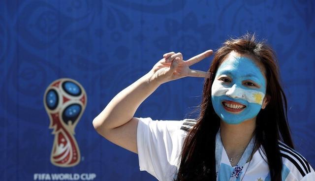 国足球迷用心良苦!贴中国国旗穿阿根廷球衣,帮