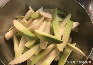 怎么晒萝卜干最简单 t01c2d7313696b65f7d.jpg