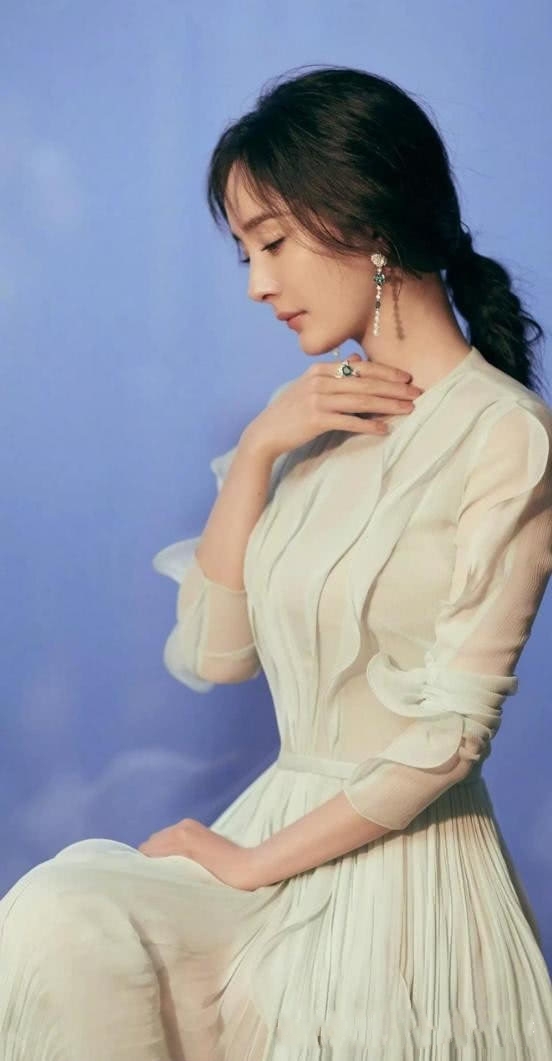 杨幂四次登上《时尚芭莎》封面,黑丝美腿很是