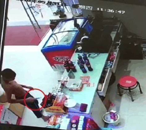 东莞光膀男去便利店偷情趣用品,事后被店内监用情趣用品多图片
