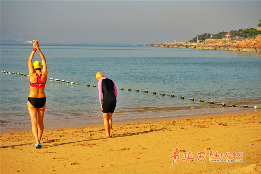 青岛海边开启初夏\＂浪漫季\＂