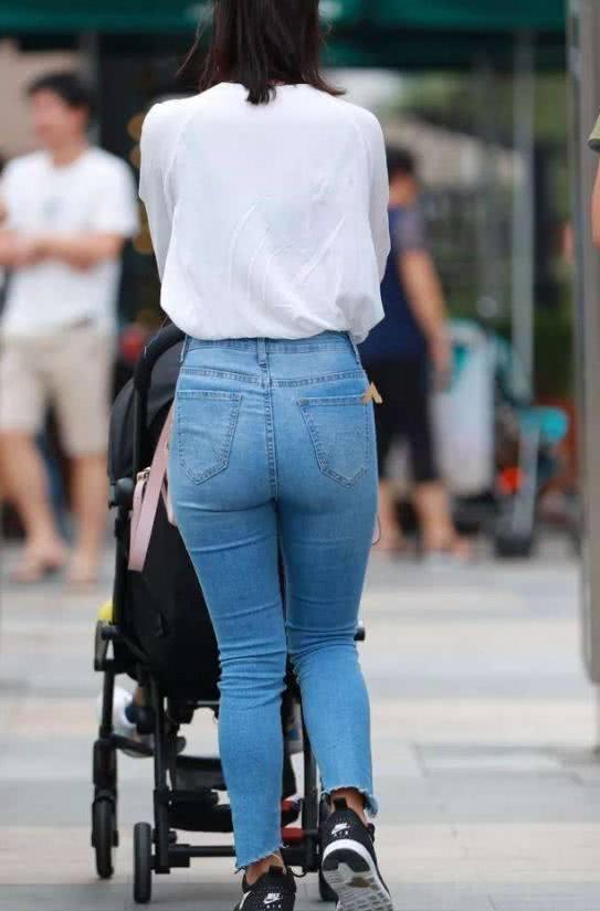 路人街拍:微胖的小姐姐穿牛仔裤简直无敌了,非