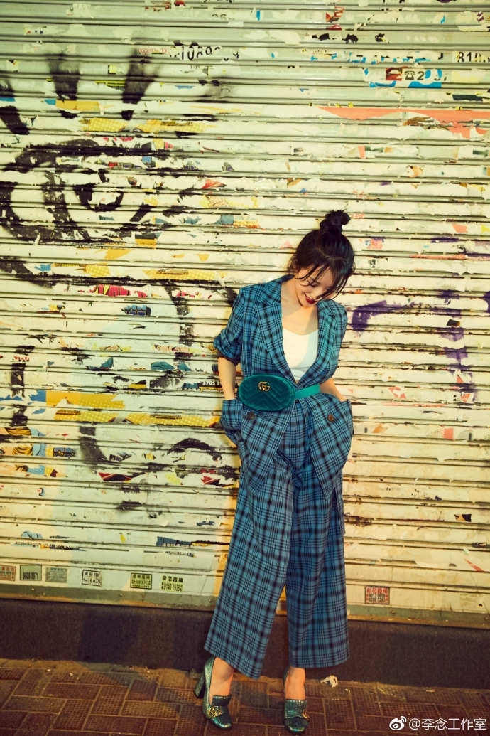 李念时尚街拍来袭，精致的妆容，时尚套装变身工作女郎！网友：撩人