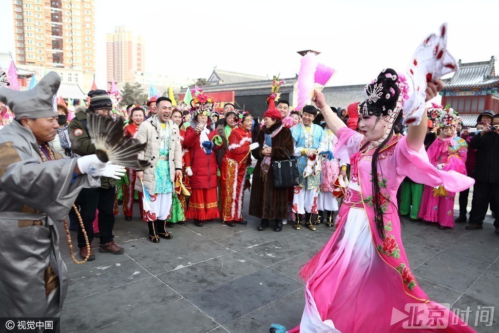 男子反串美女跳秧歌 市民直呼"辣眼睛"