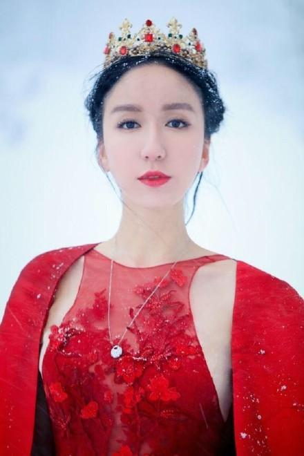 迪丽热巴与娄艺潇戴皇冠相撞,一个变女王,另一