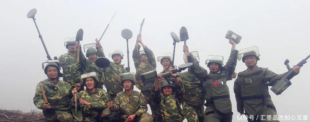 扫雷英雄杜富国获一等功, 断臂敬礼!