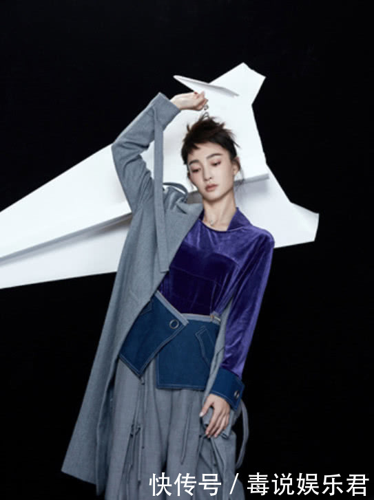 王丽坤穿礼服提箱子,箱子小到连口红包都放不