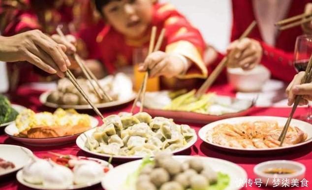 一女子吃自助餐,行为遭服务员一脸嫌弃,旁人:素