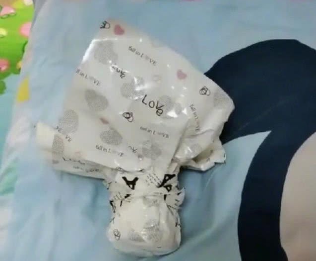 羡慕别人家的男友,女友向男子索要一月工资,转