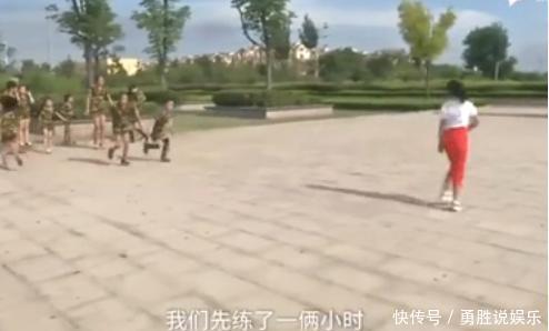 广场舞大妈抢地盘骂小朋友,抓打保安,为老不