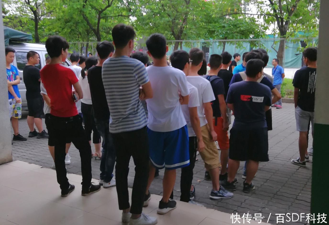 工期两个月,一批学生工离开学校,组团去东莞上班