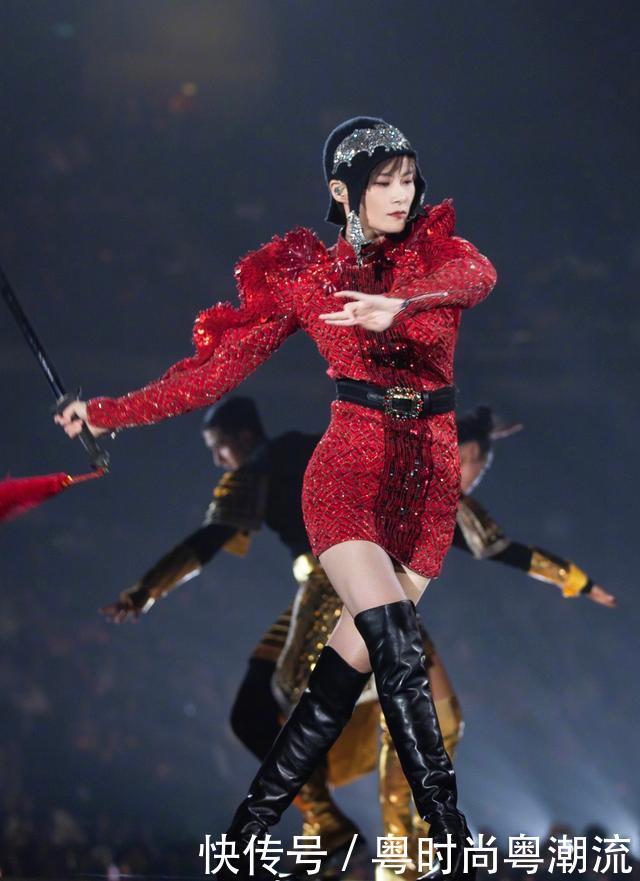 超级红色终于变性感了,女生皮衣搭配过膝靴又写真喷性感孟茜血图片