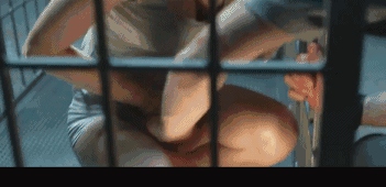 屌丝男把美女关在铁笼里囚禁,但没想到自己根本玩不过