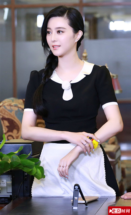 养眼!范冰冰酒店当服务员 穿女仆装上岗