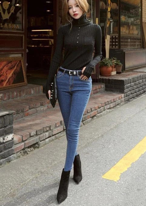 看似紧绷的牛仔裤,穿起来却一点不束缚,反而更