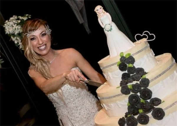 没王子也可当公主 意大利女办婚礼嫁给自己