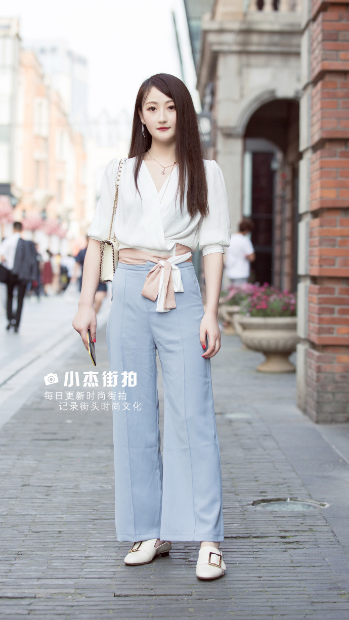 印图案T恤搭配白色一步裙,休闲又百搭