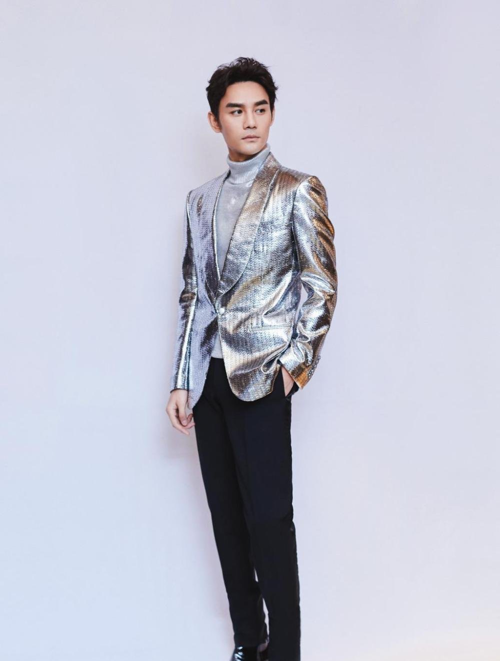 王凯白色短外套搭配小脚牛仔裤, 粉丝日常开赞