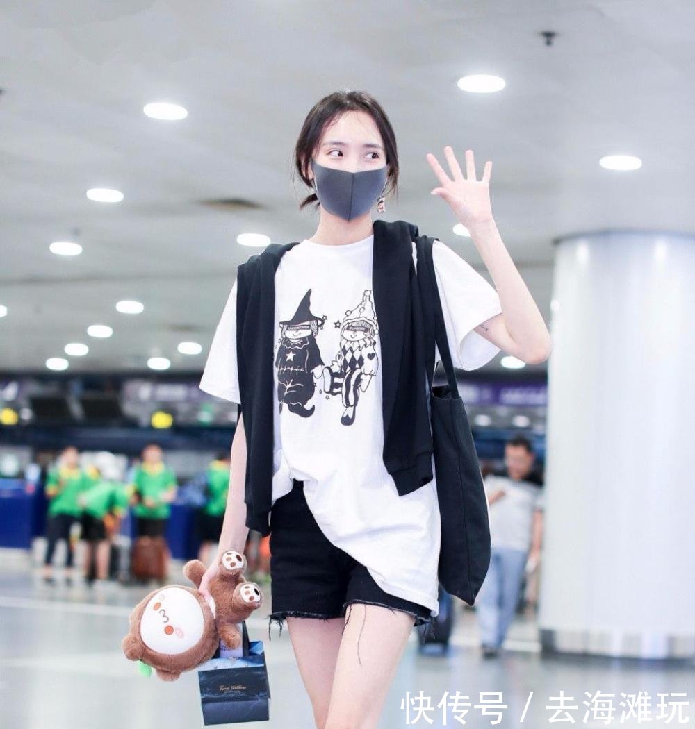 王紫璇穿白T配黑色牛仔短裤秀大美腿 口罩遮面