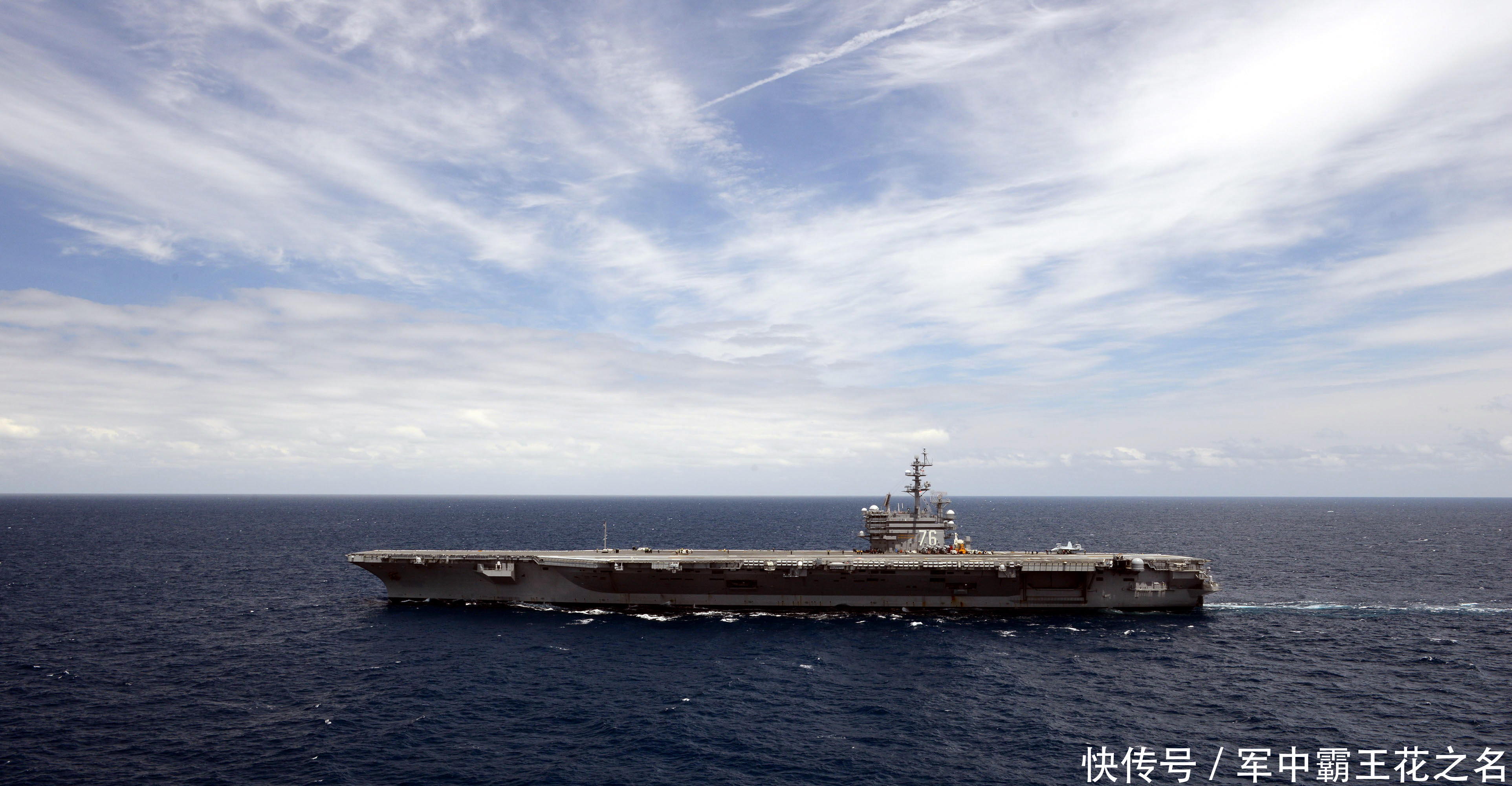 为什么航母执行任务时,总是有很多鲸鱼跟在后