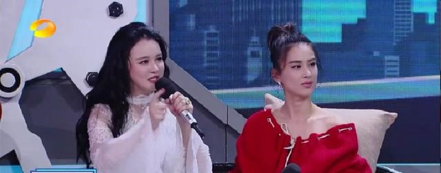 同样都是露肩装,37岁的霍思燕显年轻,35岁的黄