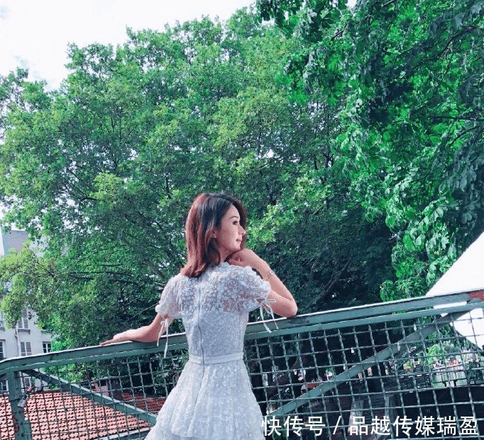 赵丽颖现身见面会, 穿10cm高跟鞋破怀孕传闻,