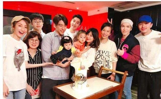 贾静雯侄女和三个女儿真名,太好听了,仙女家族