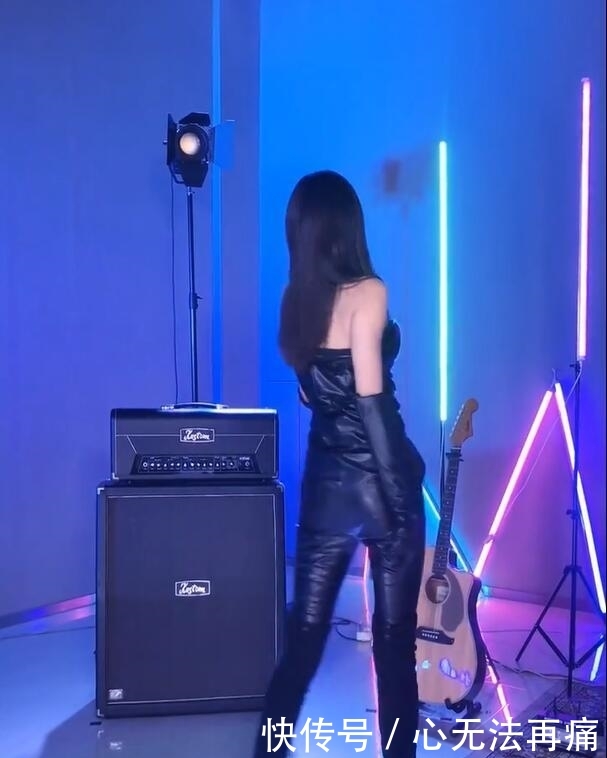 单调的黑色连体皮衣造型,依旧能传递100分的美 AG真人娱乐注册