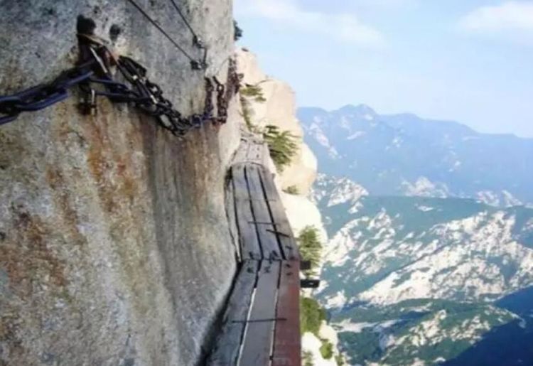 一男子在华山栈道冒险,突然解开安全带纵身一