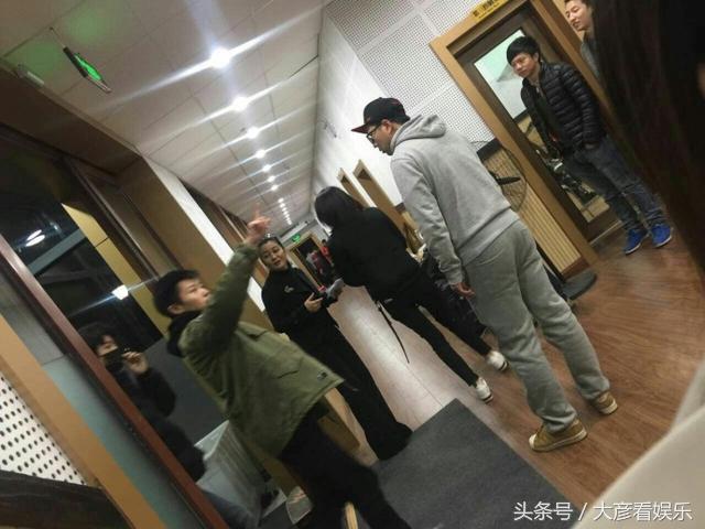 再聚首?易烊千玺佛珠亮眼,王源叛逆风格上线,