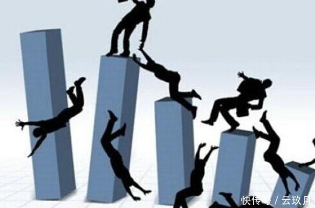 工资3千的普工约会,女孩看着他的手,说了一句