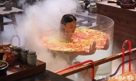 明星在拍洗澡的场景时,原来都是这样拍出来的