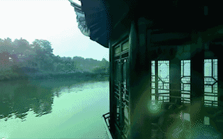 房屋临水而建,桥梁越水而过,活生生的一幅