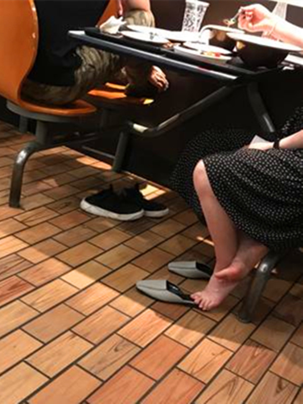 两食客餐厅内就餐 脱鞋露脚坐姿豪放
