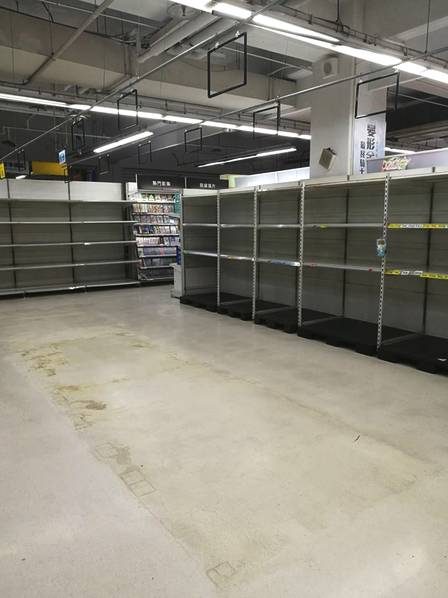 台湾多地市民疯抢纸巾 见面第一句话:\"你买到卫生纸了没?\"