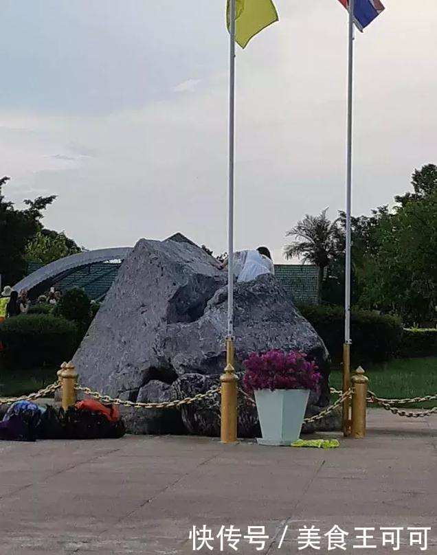 中国游客在泰国“爬佛山拍照”行为，遭泰国网友批斗：无脑中国人
