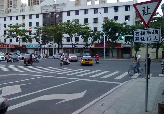 红灯允许右转,为什么还是扣6分?交警:不注意这