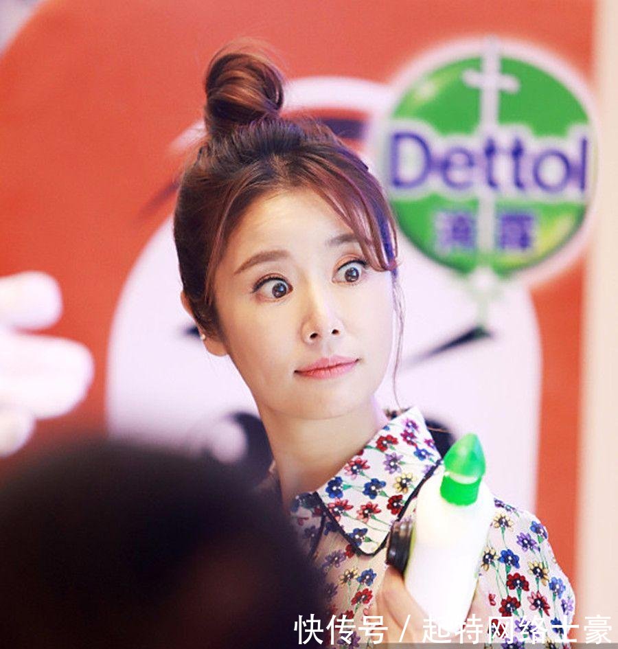 林心如穿碎花衬衣配彩色透视裙现身 扎丸子头