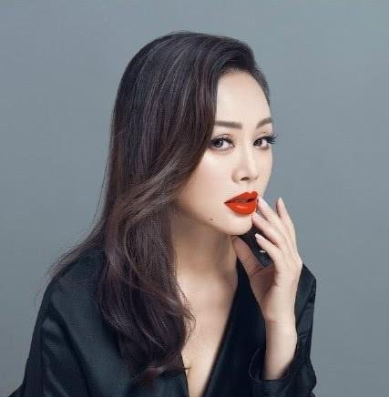 宁静真敢穿!这么紧的包臀裙却配一双水桶鞋,个