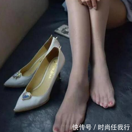 小小尖头细高跟鞋,走路姿势优雅,看上去显得很