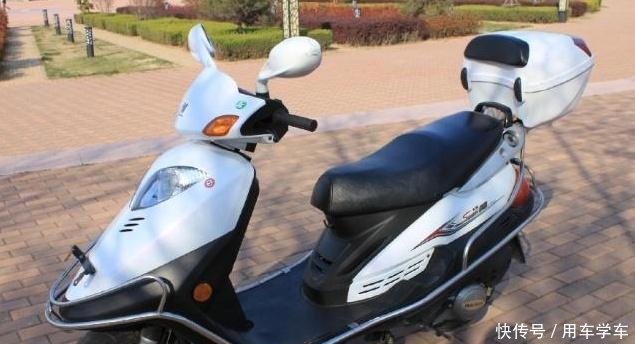 销量好的踏板车 t01d1b8510f6ad1b413.jpg