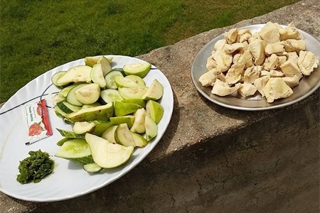 肌肉小伙不去健身房锻炼,自己造简易器械锻炼