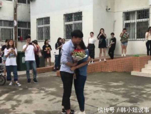 小伙用一堆零食向女友求婚成功,吃货的世界就是这么简单!