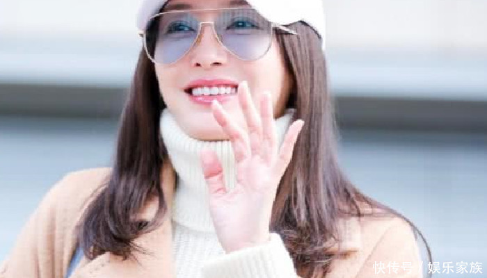 秦岚穿高领毛衣现身机场,引发新潮流,粉丝:真会