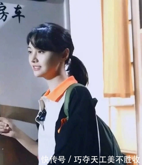 郑爽最新下班图,大领衫背书包,侧身一刻是最初